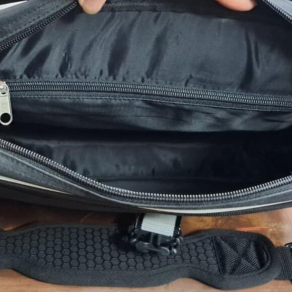 Authentic Fila Messenger Laptop Bag Unisex Used Like New - Picture 3 of 3